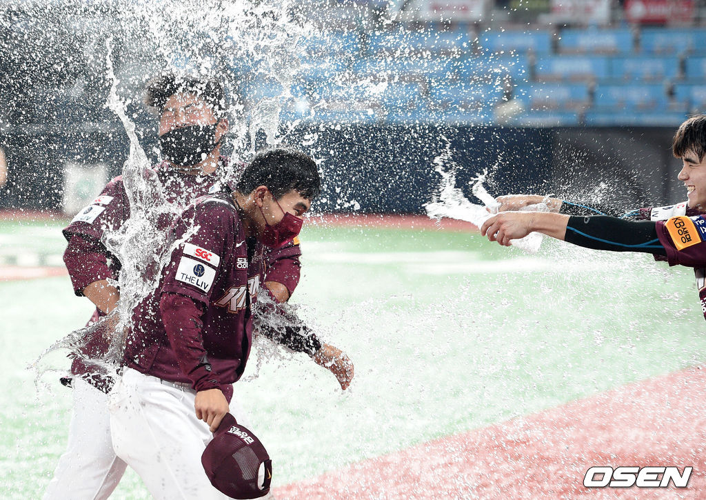 5일 수원 KT위즈파크에서 열린 ’2021 신한은행 SOL KBO 리그' KT 위즈와 키움 히어로즈의 경기, 종료 후 키움 김휘집이 방송 인터뷰를 마치고 김병휘 이명기에게 축하 물세례를 받고 있다. 2021.07.05 /sunday@osen.co.kr