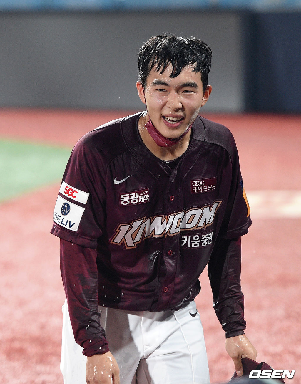 5일 수원 KT위즈파크에서 열린 ’2021 신한은행 SOL KBO 리그' KT 위즈와 키움 히어로즈의 경기, 종료 후 키움 김휘집이 방송 인터뷰를 마치고 관중석을 향해 인사를 하고 있다. 2021.07.05 /sunday@osen.co.kr