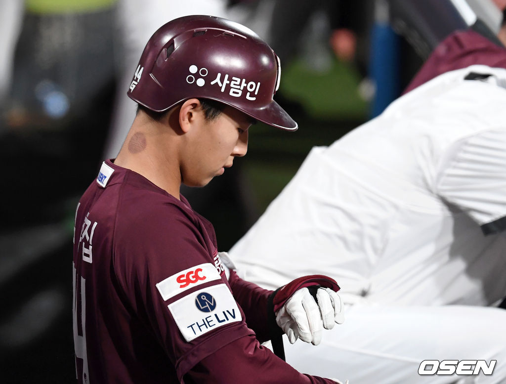5일 수원 KT위즈파크에서 열린 ’2021 신한은행 SOL KBO 리그' KT 위즈와 키움 히어로즈의 경기, 9회초 키움 김휘집이 더그아웃에서 타격 장비를 착용하고 있다. 2021.07.05 /sunday@osen.co.kr