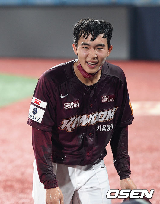 키움은 최근 2연패, 수원 5연패에서 탈출하며 시즌 39승 38패를 기록했다. 반면 팀 창단 최다 연승 타이기록인 9연승에 실패한 선두 KT는 44승 28패가 됐다.방송 인터뷰를 마친 키움 김휘집이 관중석을 향해 인사를 하고 있다. 2021.07.05 /sunday@osen.co.kr