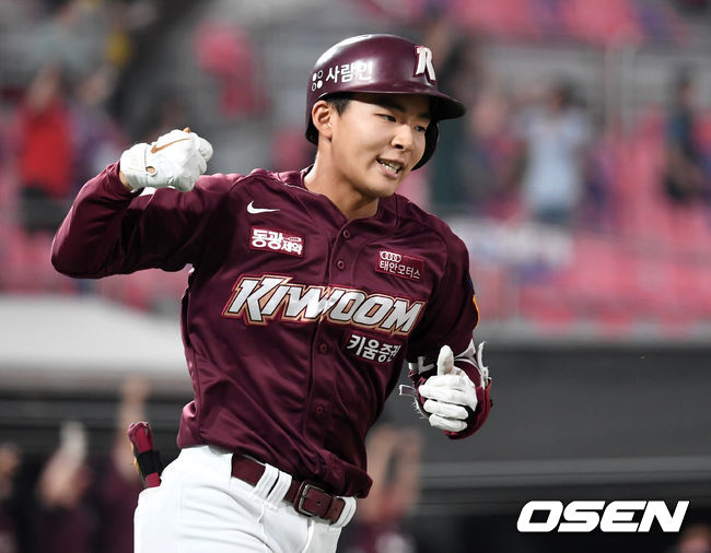 4일 오후 수원 KT위즈파크에서 ’2021 신한은행 SOL KBO 리그' KT 위즈와 키움 히어로즈의 경기가 열렸다.3회초 1사 만루에서 키움 김휘집이 좌월 만루 홈런을 치고 환호하고 있다. 2021.07.05 /sunday@osen.co.kr