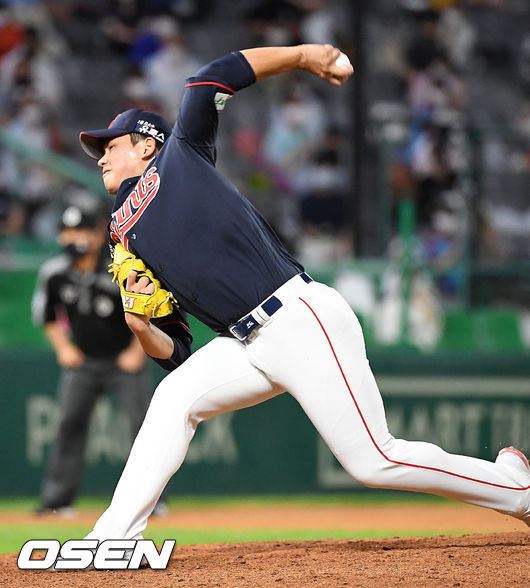 4일 오후 인천SSG랜더스필드에서 ‘2021 신한은행 SOL KBO 리그’ SSG 랜더스와 롯데 자이언츠의 경기가 열렸다.8회말 무사 주자 1,2루 SSG 최지훈 타석에서 마운드에 오른 롯데 김진욱이 힘차게 공을 뿌리고 있다. 21.07.04 /rumi@osen.co.kr