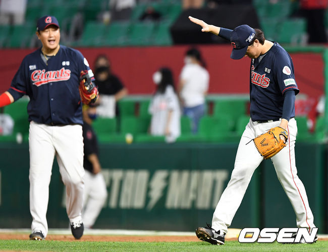 롯데는 2일 인천SSG랜더스필드에서 열린 ‘2021 신한은행 SOL KBO리그’ SSG 랜더스와 시즌 5차전에서 6-5 승리를 거뒀다. 연장 10회 접전 끝에 지시완이 찬스를 놓치지 않았다.경기를 마무리지은 롯데 투수 김원중이 기뻐하고 있다. 2021.07.02 / dreamer@osen.co.kr