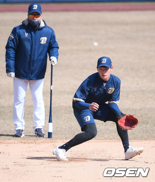 경기 앞서 NC 신인 김주원이 이동우 감독이 지켜보는 가운데 수비훈련을 하고 있다. / soul1014@osen.co.kr