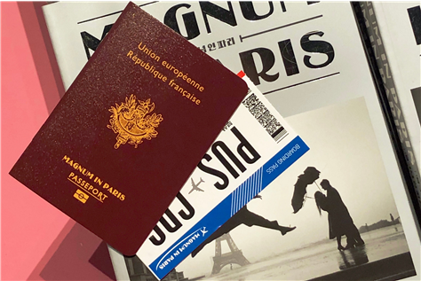프랑스 여권을 모티브로 한 매그넘 인 파리 전시회 체험 워크북과 항공권 모양의 전시 티켓. 