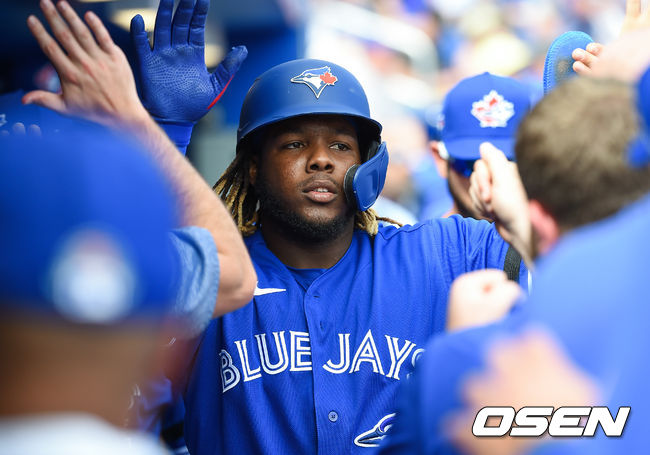 게레로 주니어가 홈을 밟은 뒤 동료들의 축하를 받고 있다. / soul1014@osen.co.kr