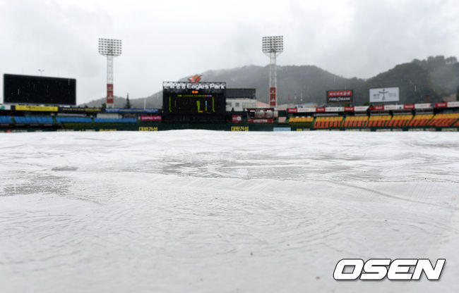 6일 오후 대전 한화생명이글스파크에서 ’2021 신한은행 SOL KBO 리그' 한화 이글스와 KIA 타이거즈의 경기가 열릴 예정이다.경기장에 비가 내리는 가운데 대형 방수포가 깔려 있다. 2021.07.06 /sunday@osen.co.kr