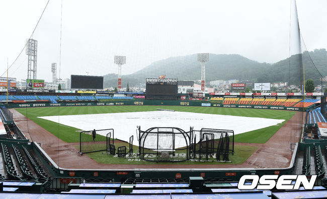 6일 오후 대전 한화생명이글스파크에서 ’2021 신한은행 SOL KBO 리그' 한화 이글스와 KIA 타이거즈의 경기가 열릴 예정이다.경기장에 비가 내리는 가운데 대형 방수포가 깔려 있다. 2021.07.06 /sunday@osen.co.kr