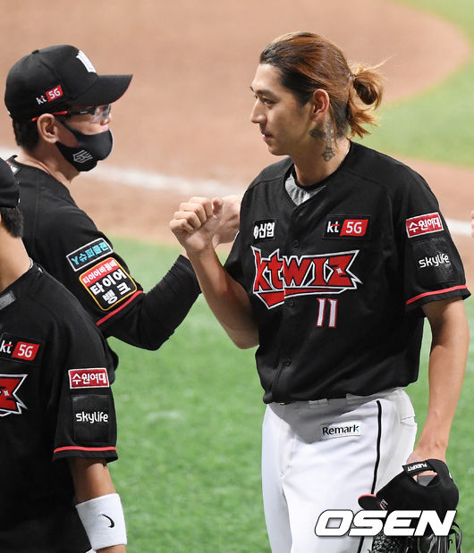 경기를 마치고 KT 이대은이 이강철 감독과 팔꿈치 하이파이브를 하고 있다. /rumi@osen.co.kr
