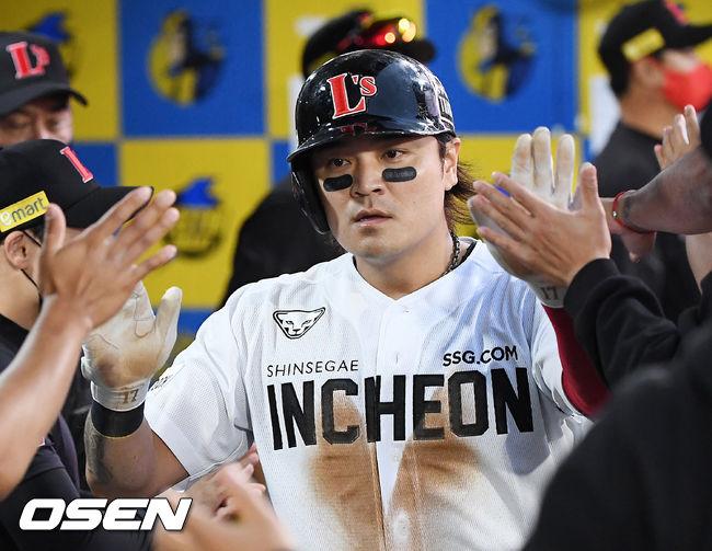 4일 오후 인천SSG랜더스필드에서 ‘2021 신한은행 SOL KBO 리그’ SSG 랜더스와 롯데 자이언츠의 경기가 열렸다.7회말 1사 주자 3루 SSG 한유섬의 우익수 오른쪽 동점 1타점 적시타때 홈을 밟은 추신수가 덕아웃에서 동료들과 하이파이브를 하고 있다. 21.07.04 /rumi@osen.co.kr