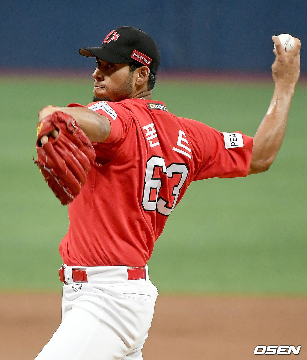 6일 오후 서울 고척스카이돔에서 '2021 신한은행 SOL KBO리그' 키움 히어로즈와 SSG 랜더스의 경기가 열렸다.1회말 SSG 선발 폰트가 마운드에 올라 힘차게 공을 뿌리고 있다. 2021.07.06 /ksl0919@osen.co.kr