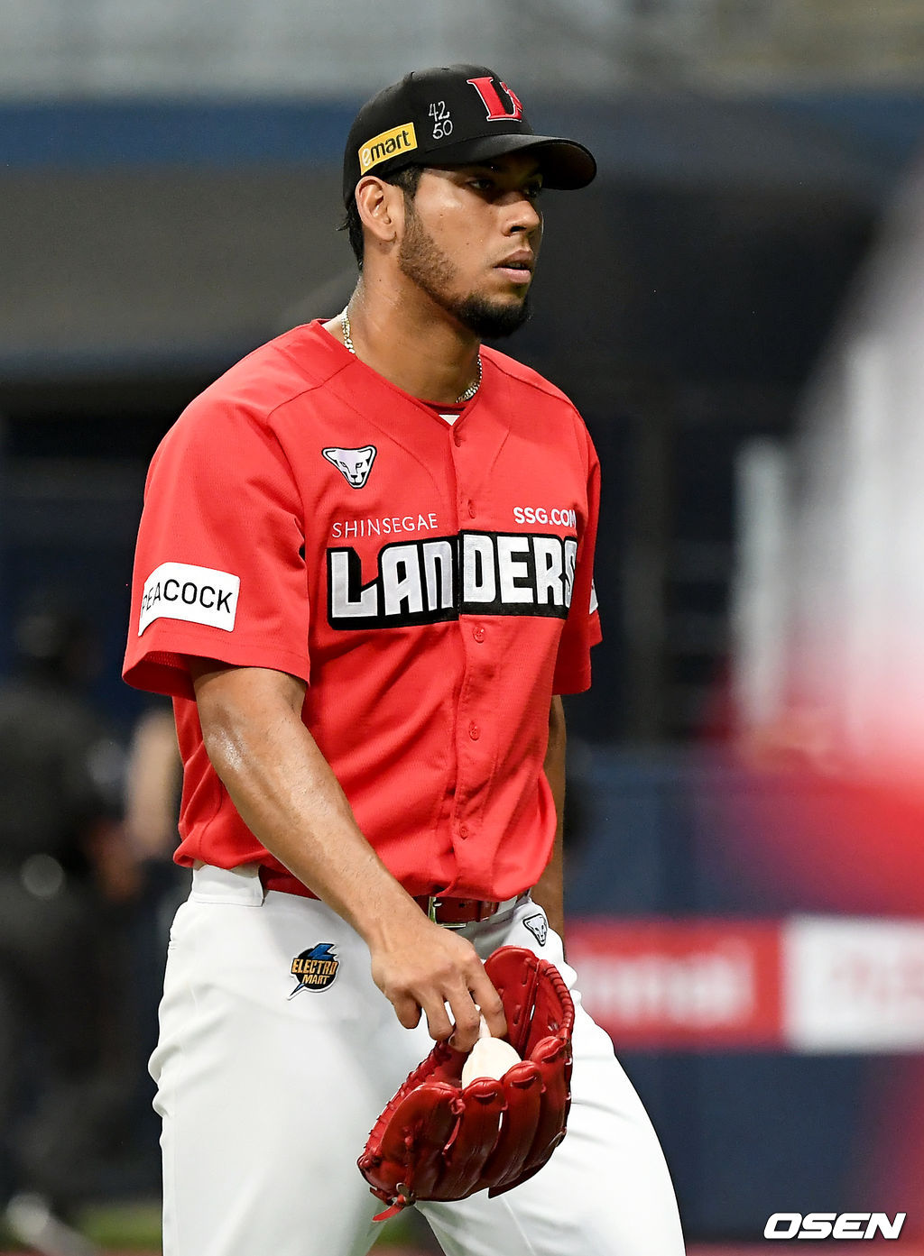 6일 오후 서울 고척스카이돔에서 '2021 신한은행 SOL KBO리그' 키움 히어로즈와 SSG 랜더스의 경기가 열렸다.5회말 종료 후 SSG 선발 폰트가 더그아웃으로 이동하고 있다. 2021.07.06 /ksl0919@osen.co.kr