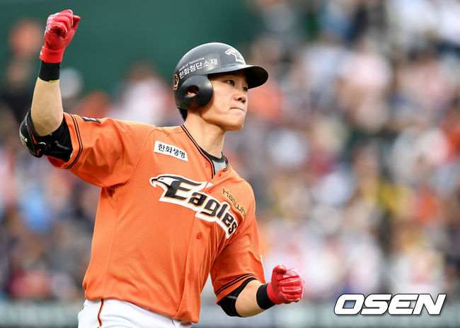 강경학이 역전 우월 솔로포를 치고 주먹을 불끈 쥐며 환호하고 있다. /dreamer@osen.co.kr