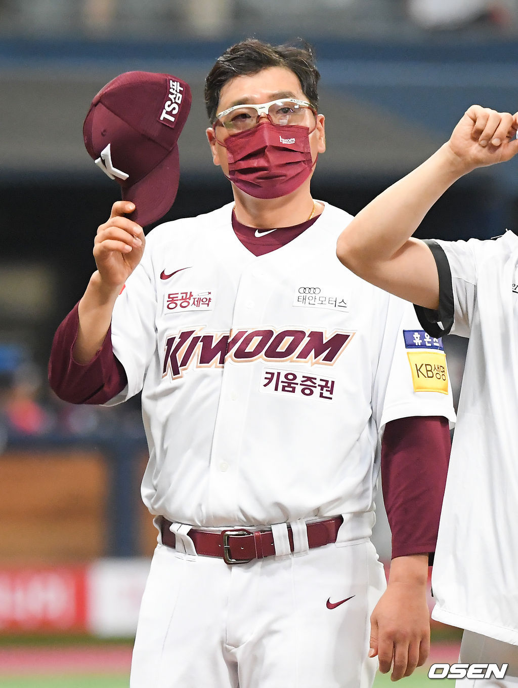 경기종료 후 키움 홍원기 감독이 팬들에게 인사를 하고 있다  21.07.01 / soul1014@osen.co.kr