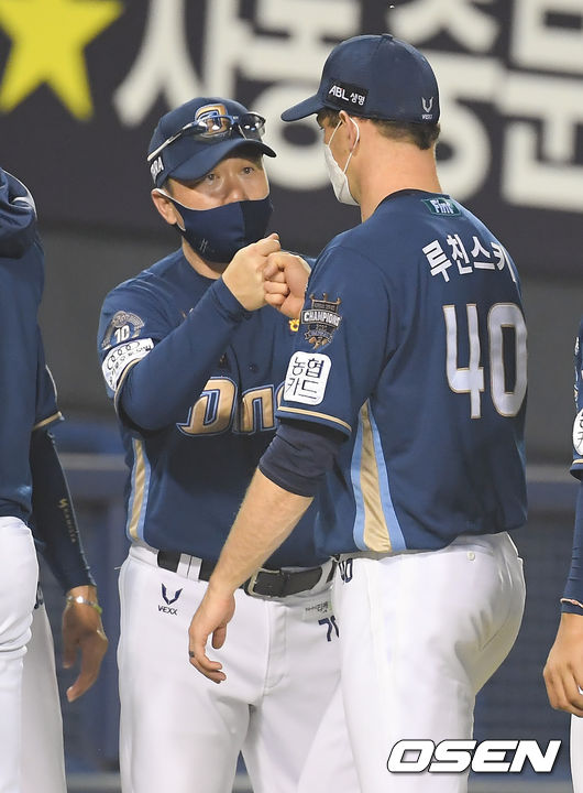 경기종료 후 NC 이동욱 감독이 루친스키와 하이파이브를 하고 있다.  21.07.06 / soul1014@osen.co.kr