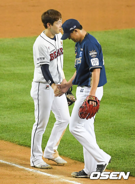 6일 오후 서울 잠실구장에서 2021 신한은행 SOL KBO리그 두산 베어스와 NC 다이노스의 경기가 진행됐다.7회말 이닝종료 후 3루 주자 박건우가 NC 이용찬과 인사를 나누고 있다. 21.07.06 / soul1014@osen.co.kr