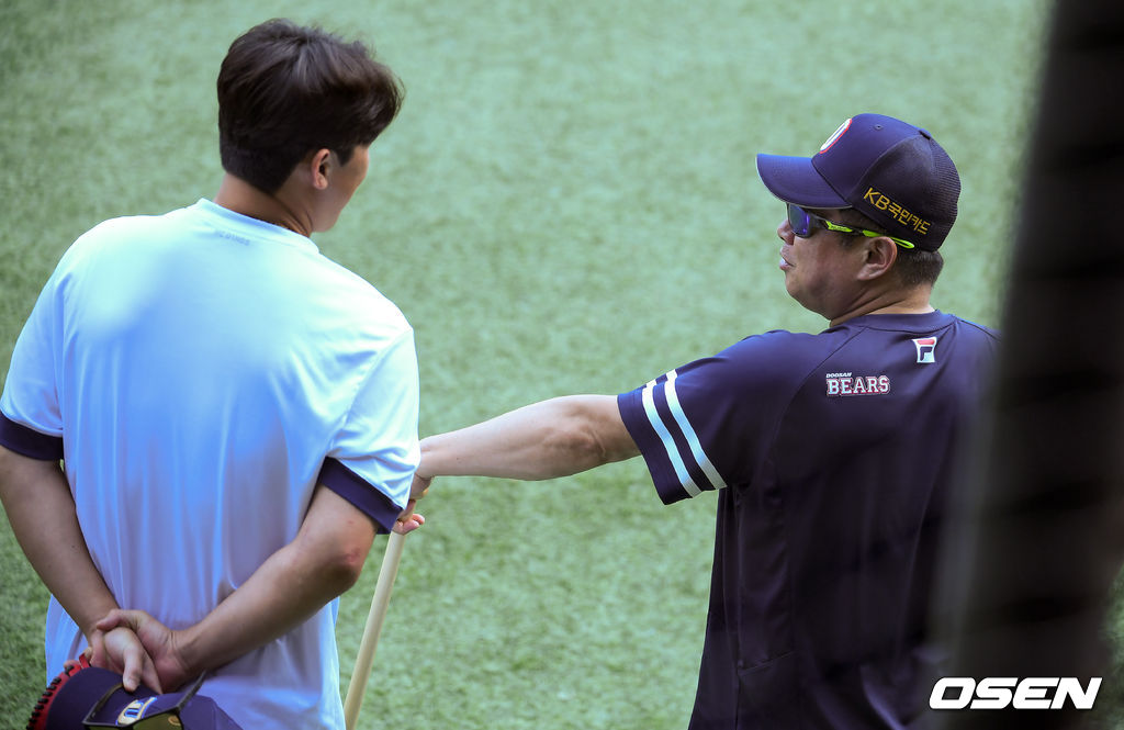 경기에 앞서 두산 김태형 감독이 NC 이용찬과 인사를 나누고 있다. 21.07.06 / soul1014@osen.co.kr
