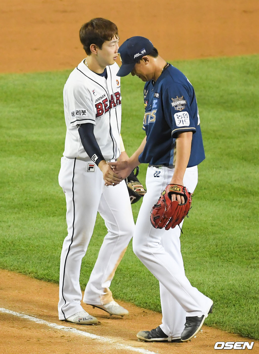 7회말 이닝종료 후 3루 주자 박건우가 NC 이용찬에게 장난을 치며 인사르 하고 있다. 21.07.06 / soul1014@osen.co.kr