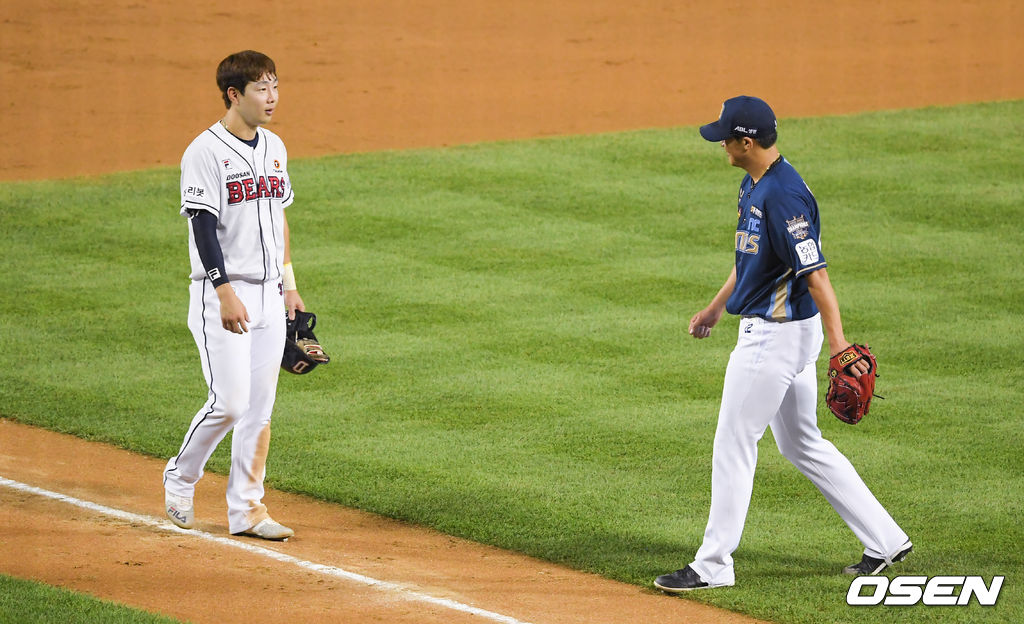 7회말 이닝종료 후 3루 주자 박건우가 NC 이용찬에게 장난을 치며 인사르 하고 있다. 21.07.06 / soul1014@osen.co.kr