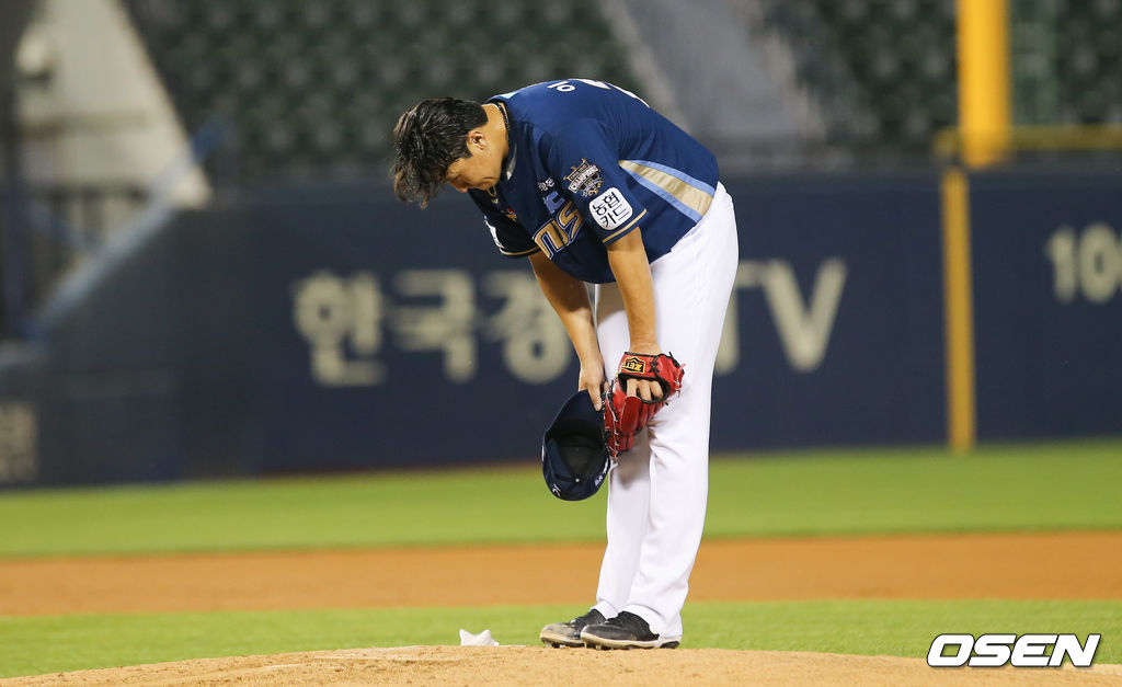 8회말 1사 NC 이용찬이 마운드에 오르며 두산 팬들에게 인사를 하고 있다. 21.07.06 / soul1014@osen.co.kr