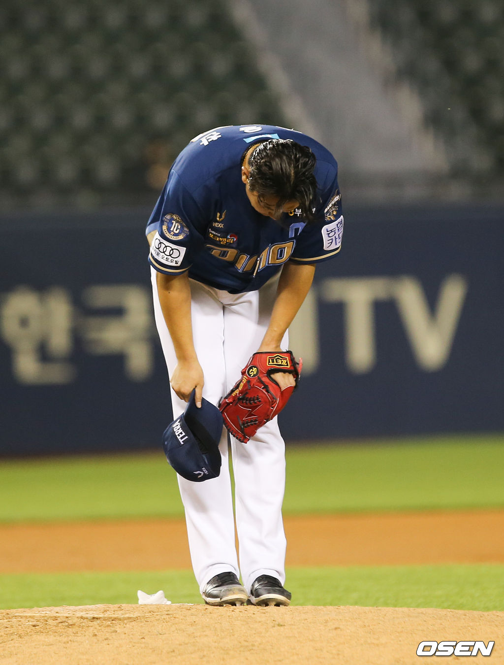 8회말 1사 NC 이용찬이 마운드에 오르며 두산 팬들에게 인사를 하고 있다. 21.07.06 / soul1014@osen.co.kr