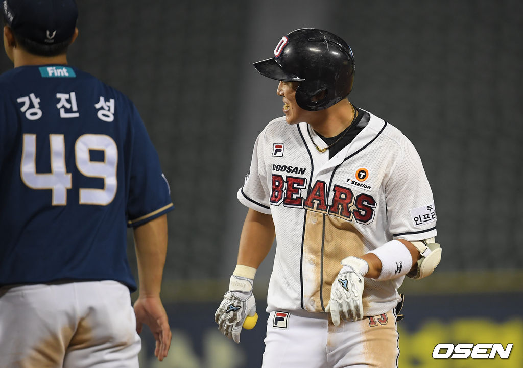 8회말 두산 선두타자 허경민이 7구 승부 끝에 안타를 날린뒤 이용찬을 바라보고 있다.  21.07.06 / soul1014@osen.co.kr