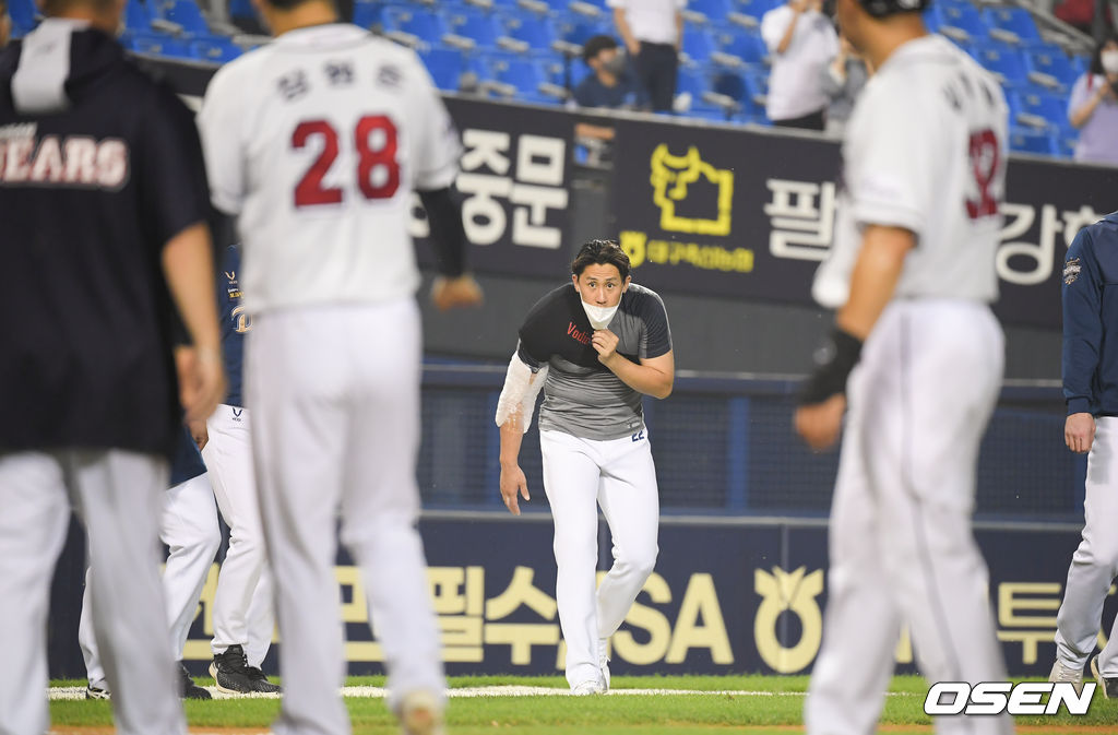 경기종료 후 NC 이용찬이 두산 선수단을 향해 인사를 하고 있다.  21.07.06 / soul1014@osen.co.kr