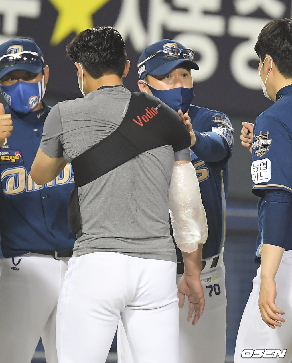 경기종료 후 NC 이동욱 감독이 이용찬과 하이파이브를 하고 있다.  21.07.06 / soul1014@osen.co.kr