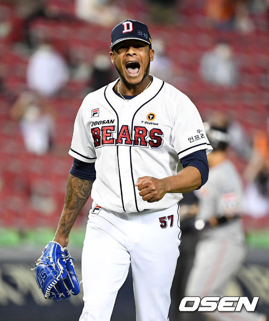 5회초 2사 만루에서 두산 미란다가 한화 노시환을 삼진 처리하며 포효하고 있다. /jpnews@osen.co.kr