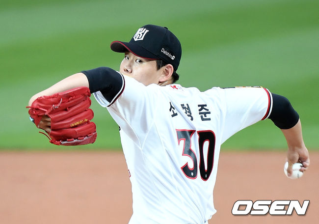 4일 오후 수원 KT위즈파크에서 ’2021 신한은행 SOL KBO 리그' KT 위즈와 키움 히어로즈의 경기가 열렸다.1회초 무사에서 KT 선발투수 소형준이 역투하고 있다. 2021.07.05 /sunday@osen.co.kr