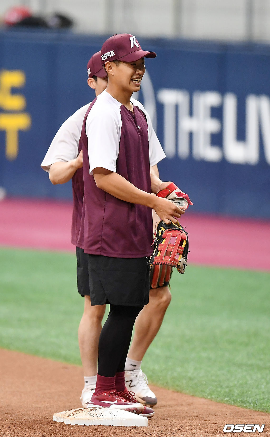 7일 오후 서울 고척스카이돔에서 ‘2021 신한은행 SOL KBO 리그’ 키움 히어로즈와 SSG 랜더스의 경기가 열렸다.지난 6일 전역한 키움 송성문이 훈련을 하고 있다. 2021.07.07/youngrae@osen.co.kr