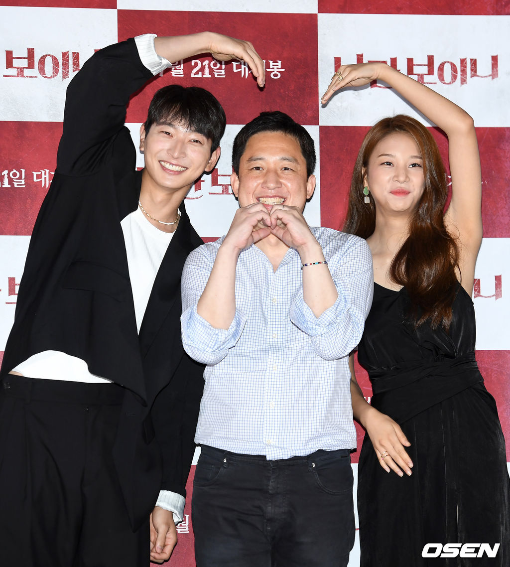 7일 오후 서울 광진구 롯데시네마 건대입구에서 영화 '나만 보이니(감독 임용재)' 언론배급 시사회 및 기자 간담회가 열렸다.  '나만 보이니'는 로맨스 영화 촬영장에 나타난 귀신과 어떻게든 영화를 완성하려는 감독의 눈물겨운 사투를 그린 이야기다.  배우 정진운, 임용재 감독, 라붐 솔빈이 포즈를 취하고 있다. 2021.07.07 /cej@osen.co.kr