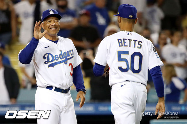 [사진] 데이브 로버츠 감독(왼쪽), 무키 베츠 2021.06.16 ⓒGettyimages(무단전재 및 재배포 금지)