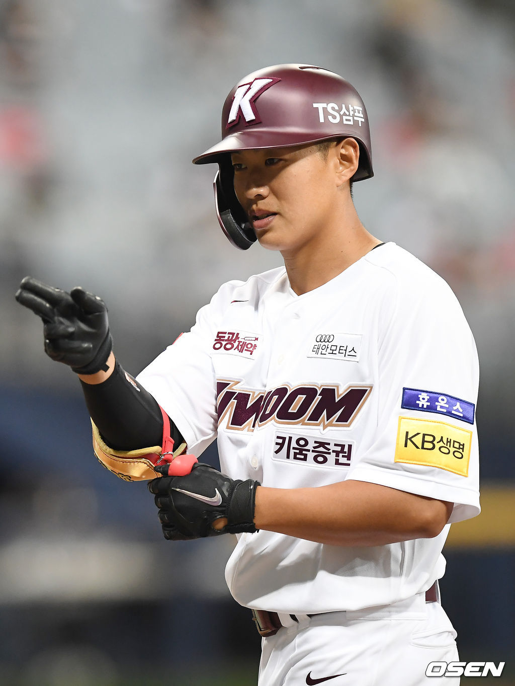 7일 오후 서울 고척스카이돔에서 ‘2021 신한은행 SOL KBO 리그’ 키움 히어로즈와 SSG 랜더스의 경기가 열렸다.4회말 1사 키움 송성문이 안타를 때린 뒤 세레머니를 하고 있다. 2021.07.07/youngrae@osen.co.kr