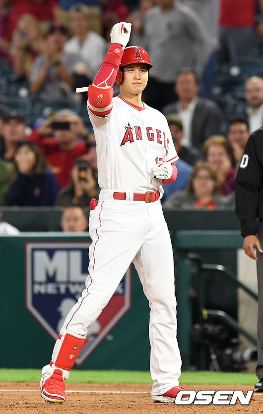 6회말 1사 1, 3루 상황 에인절스 오타니가 동점 적시타를 날리고 1루에 안착해 환호하고 있다. /dreamer@osen.co.kr
