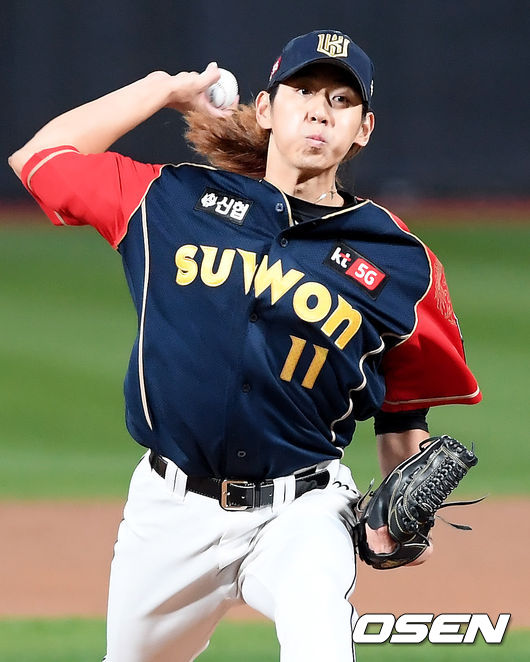 13일 오후 KT위즈파크에서 ‘2020 신한은행 SOL KBO리그’ KT 위즈와 키움 히어로즈의 경기가 열렸다.1회초 마운드에 오른 KT 선발 이대은이 공을 뿌리고 있다.  /cej@osen.co.kr