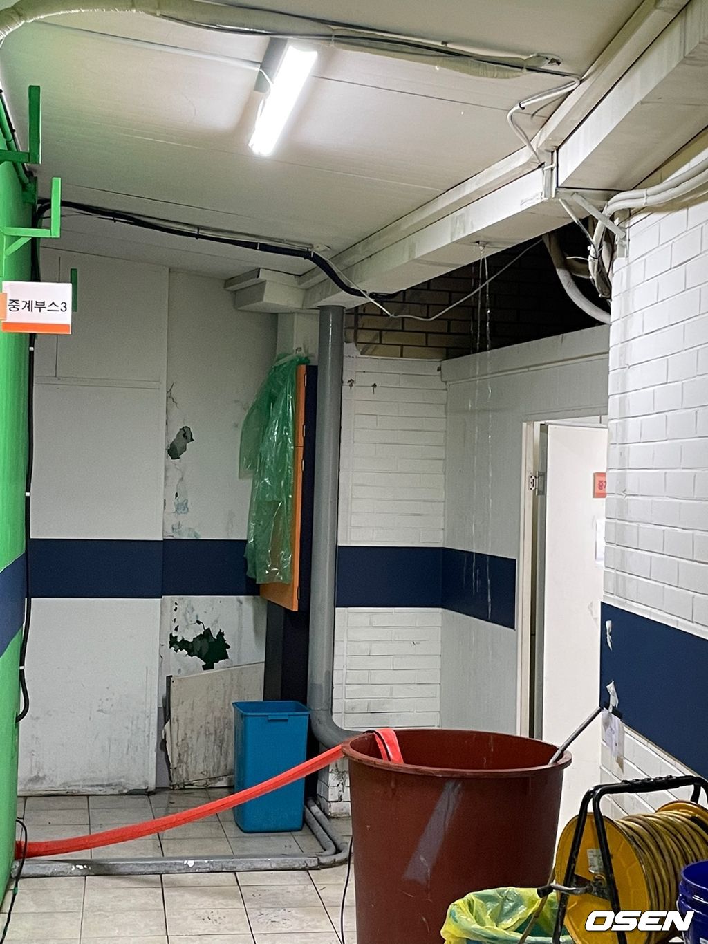 물 새는 사직구장 /jhrae@osen.co.kr