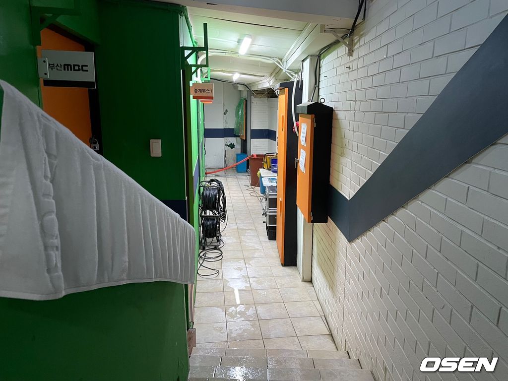 빗물로 흥건한 사직구장 중계부스 /jhrae@osen.co.kr