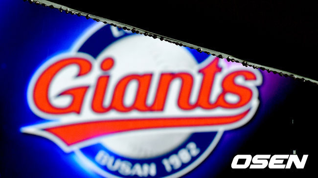 경기 시작을 앞두고 비 내리는 사직야구장의 모습. /dreamer@osen.co.kr