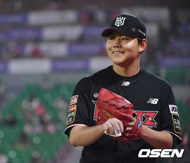 29일 오후 인천SSG 랜더스필드에서 ‘2021 신한은행 SOL KBO리그’ SSG 랜더스와 KT 위즈의 경기가 열렸다.6회말 이닝을 마친 KT 소형준이 더그아웃으로 들어오고 있다./youngrae@osen.co.kr