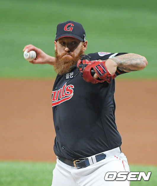 30일 오후 서울 고척스카이돔에서 2021 신한은행 SOL KBO리그 키움 히어로즈와 롯데 자이언츠의 경기가 진행됐다.1회말 롯데 선발투수 스트레일리가 역투하고 있다. 21.06.30 / soul1014@osen.co.kr