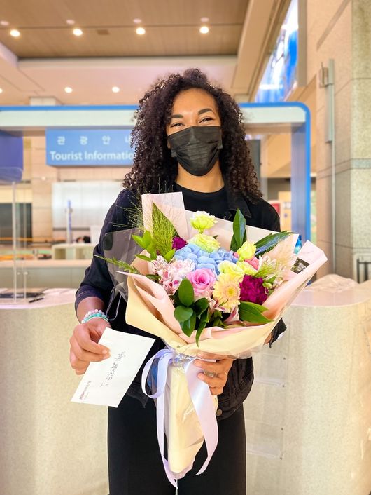 [사진] 페퍼 저축은행은 8일 “2021-2022시즌 외국인 선수로 선발한 엘리자벳 이네 바르가(22, 헝가리)가 8일 인천국제공항을 통해 입국했다”고 밝혔다. / 페퍼저축은행 제공