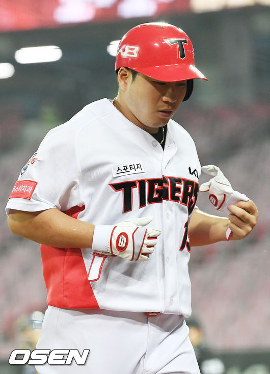 5회말 KIA 선두타자 이창진이 중견수 앞 안타를 친 후 아웃으로 착각했던 이창진이 홈으로 향하다 1루에서 태그아웃 당했다. 이창진이 아쉬워하며 덕아웃으로 향하고 있다. 2021.07.01 / rumi@osen.co.kr