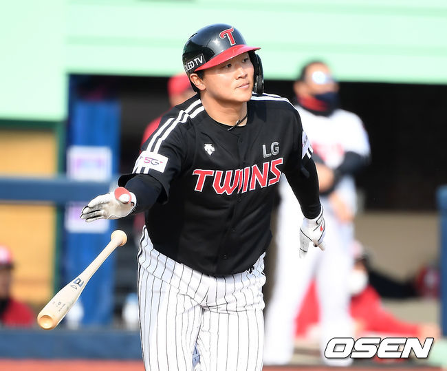 KT 위즈와 LG 트윈스가 9일 울산 문수야구장에서 연습경기를 가졌다.9회초 2사 1,3루 LG 이재원이 타격을 하고 있다. /youngrae@osen.co.kr