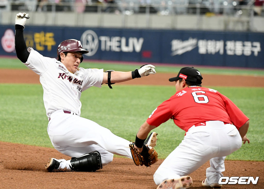 6회말 무사 만루 키움 박동원이 3타점 적시 2루타를 날린 뒤 3루까지 내달렸으나 SSG 3루수 김찬형에게 태그아웃 되고 있다. 2021.07.06 /ksl0919@osen.co.kr
