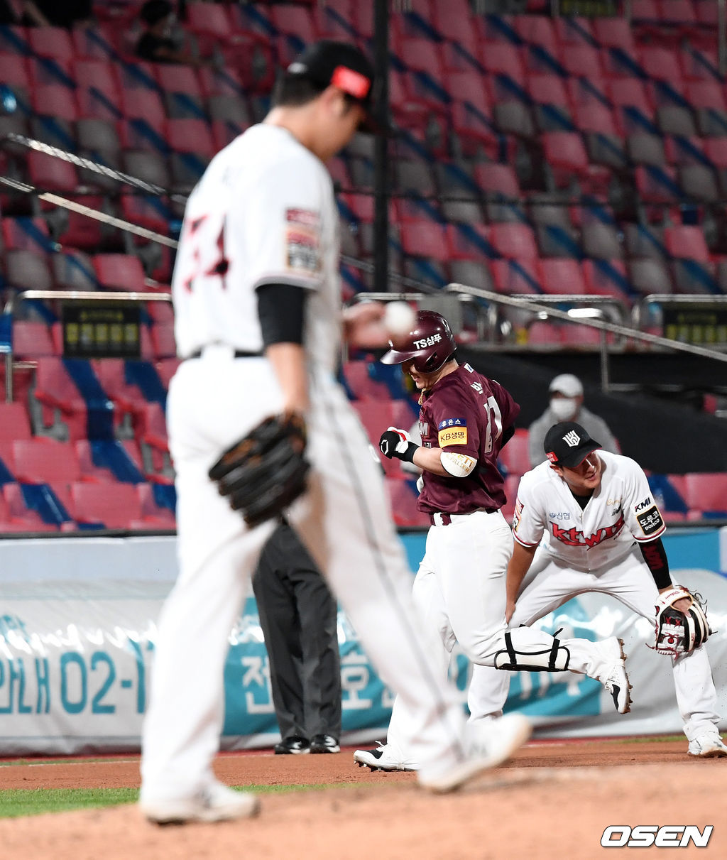 4일 KT와의 경기, 6회초 1사 1루에서 키움 박동원이 좌월 투런 홈런을 치고 그라운드를 달리고 있다. 2021.07.05 /sunday@osen.co.kr