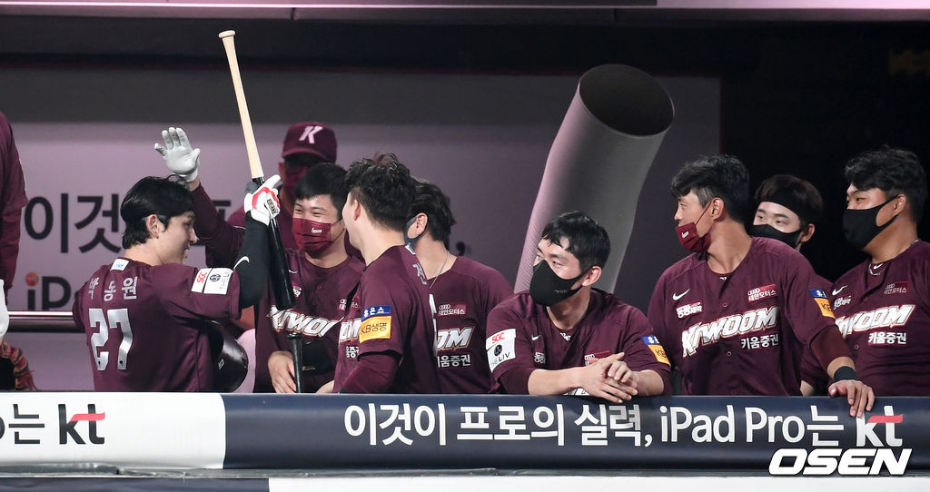 4일 KT와의 경기, 6회초 1사 1루에서 키움 박동원이 좌월 투런 홈런을 치고 더그아웃에서 동료들의 축하를 받고 있다. 2021.07.05 /sunday@osen.co.kr