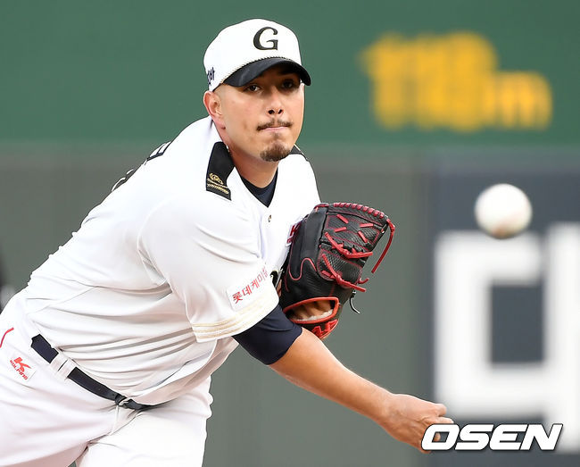 24일 오후 부산 사직야구장에서 ‘2021 신한은행 SOL KBO리그’ 롯데 자이언츠와 NC 다이노스의 경기가 열렸다.1회초 롯데 선발 프랑코가 마운드에 올라 힘차게 공을 뿌리고 있다. 2021.06.24 /ksl0919@osen.co.kr