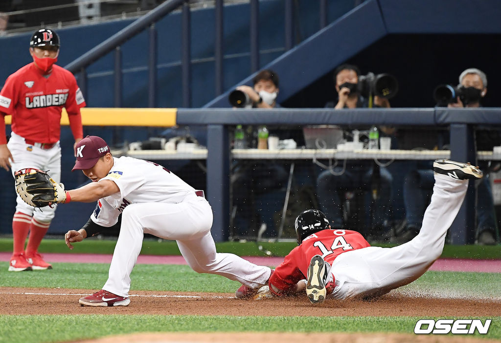 8일 오후 서울 고척스카이돔에서 ‘2021 신한은행 SOL KBO 리그’ 키움 히어로즈와 SSG 랜더스의 경기가 열렸다.4회초 무사 SSG 최정이 내야 땅볼을 때린 뒤 1루 헤드 퍼스트 슬라이딩을 시도하고 있다. 2021.07.08/youngrae@osen.co.kr