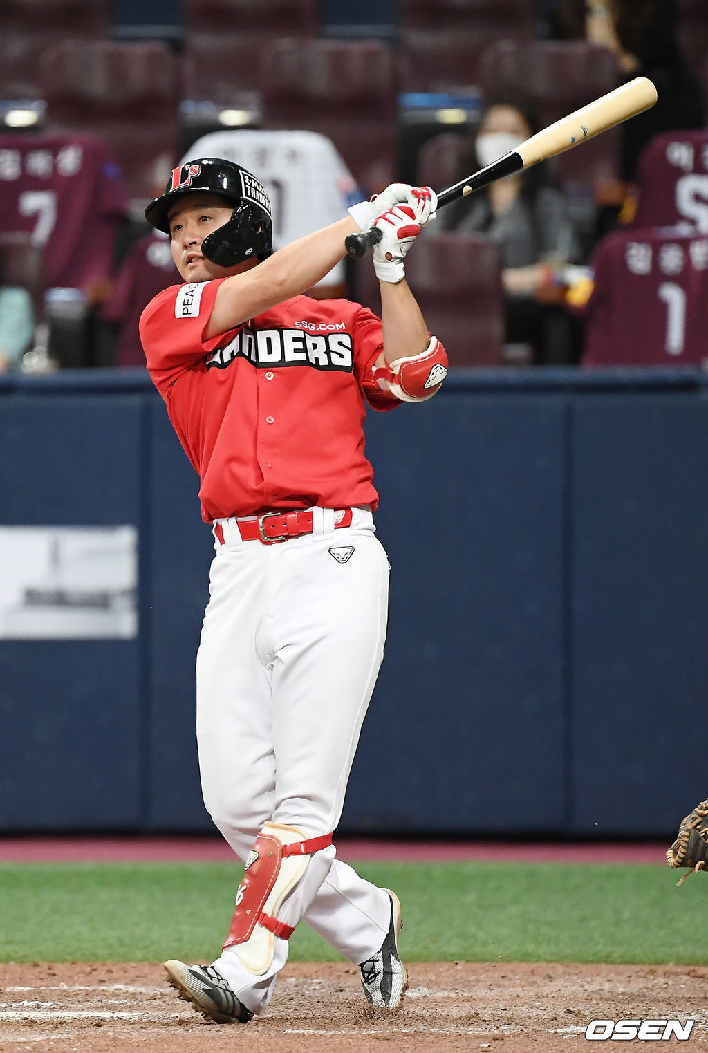 8일 오후 서울 고척스카이돔에서 ‘2021 신한은행 SOL KBO 리그’ 키움 히어로즈와 SSG 랜더스의 경기가 열렸다.8회초 1사 만루 SSG 김성현이 2타점 적시타를 때려내고 있다. 2021.07.08/youngrae@osen.co.kr